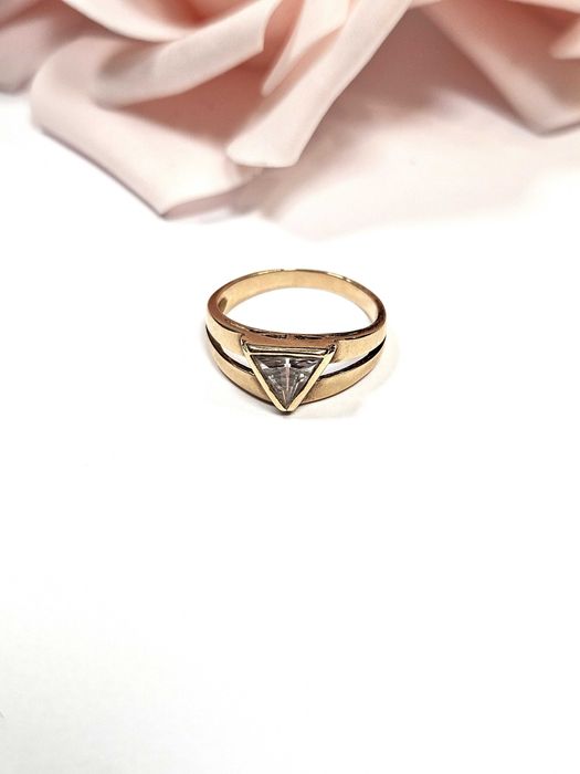 Złoty pierścionek z cyrkonią trójkąt r.13 3,37g p.585