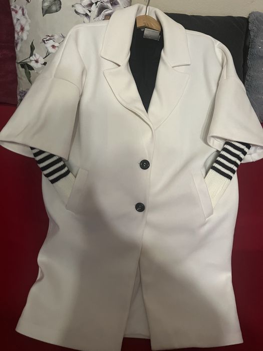 Płaszczyk kolor ecri rękaw sweterkowy