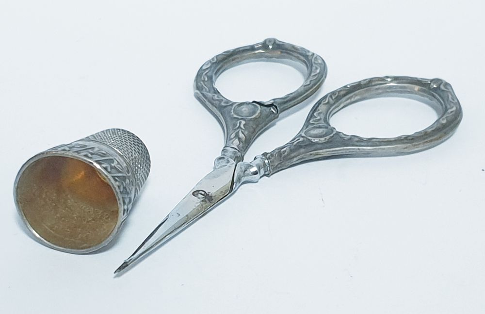 Lindo antigo conjunto de tesoura e dedal em prata portuguesa