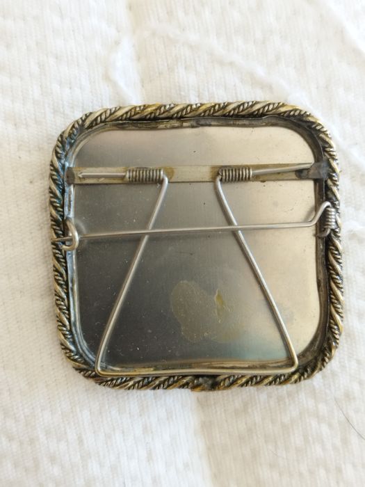 Linda broche vintage pintado à mão em madrepérola.