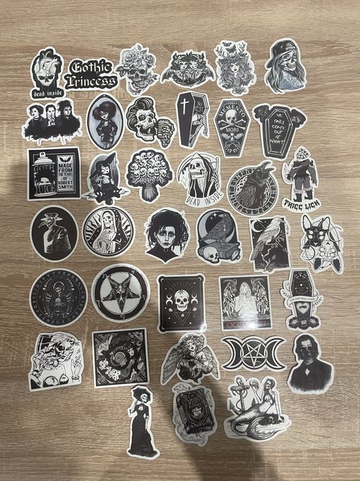 Чорно-білі готичні наклейки