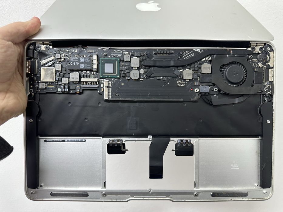 Продам Macbook Air 11” 2012p