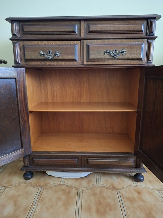 Móveis de madeira vintage 50€. Comoda de madeira folhada vintage 220€.