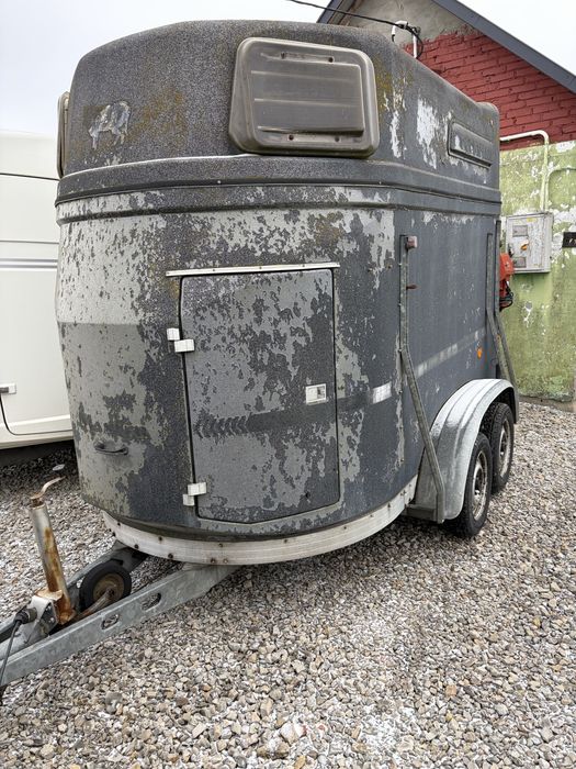 Przyczepa do przewozu koni