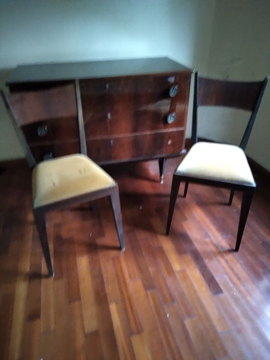 Duas cadeiras e uma cómoda robusta