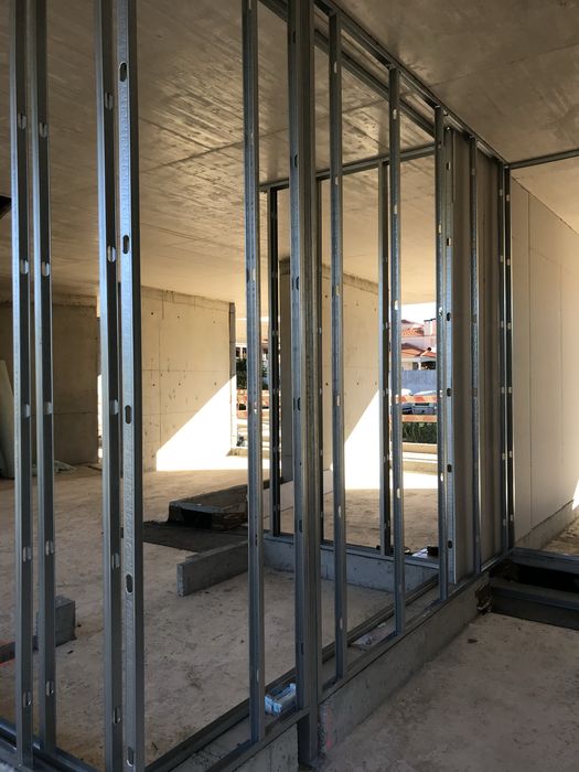 Trabalhos de pladur ( tecto falso , barramento e pintura )