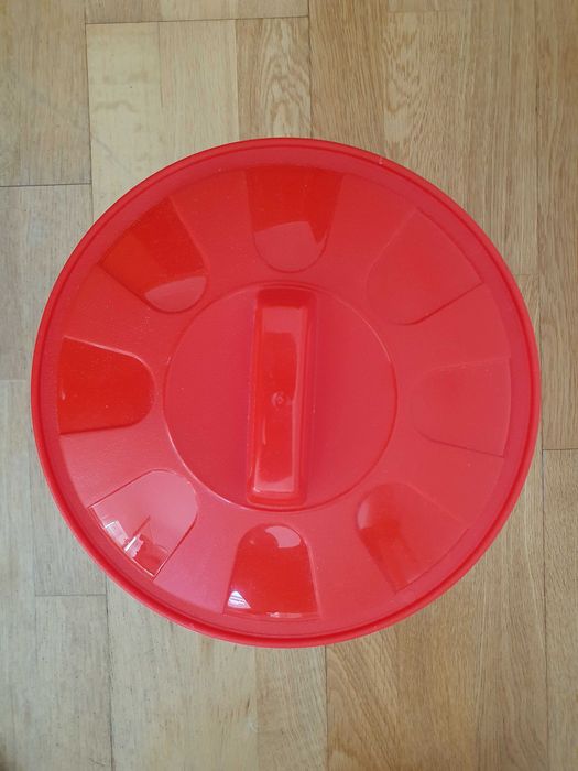 Papeleira vermelha / small red trash can