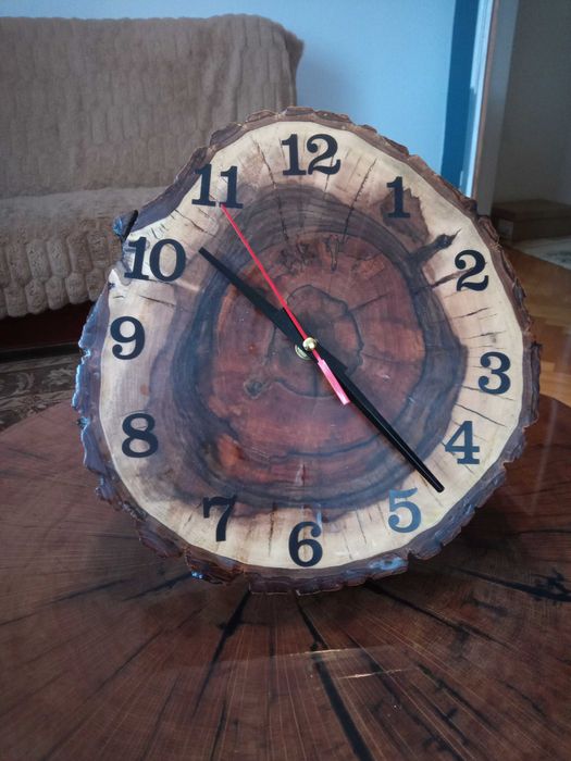 Zegar na ścianę z drewna i żywicy