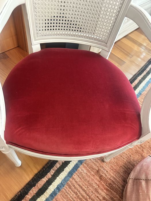 Vendo cadiera com estofamenti em Veludo vermelho cem Decape branco
