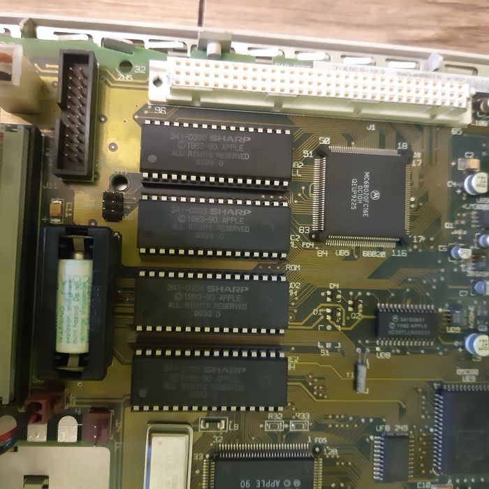 Komputer z monitorem Apple Macintosh LC