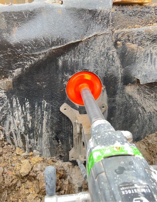 Отвір в бетоні. Алмазне буріння. Буріння бетону. Різка бетону