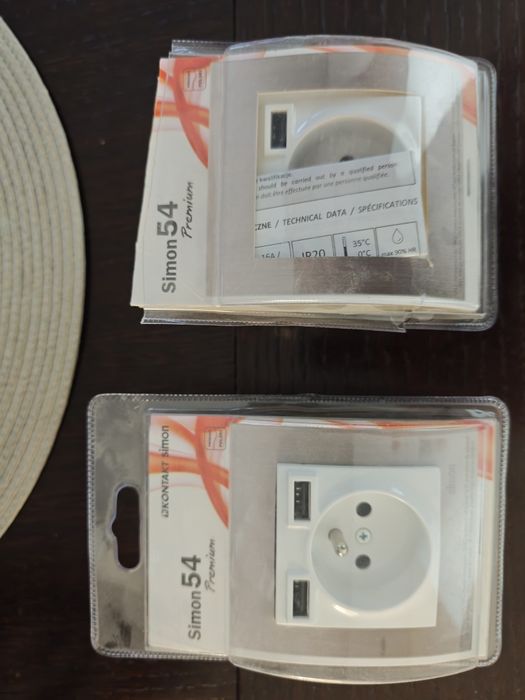 Gniazda wtyczkowe z USB Simone 54