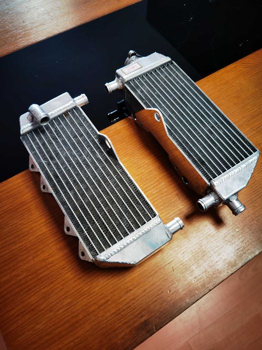 Radiadores Yamaha YZ250 de 2002 a 2014, um foi previamente montado.