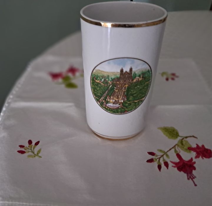 Floreira com imagem do "Bom Jesus do Monte"