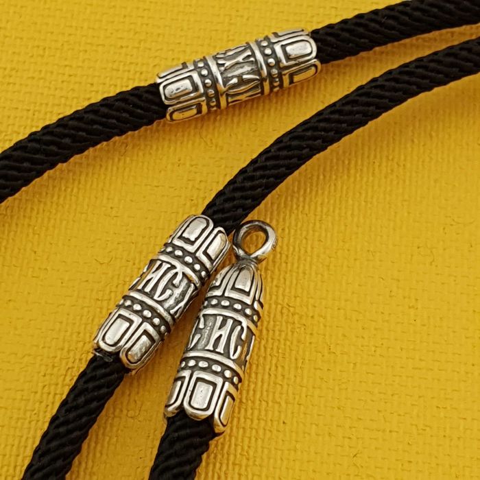 Чоловійчий срібний кулон хрест на шовкому шнурі з накладками