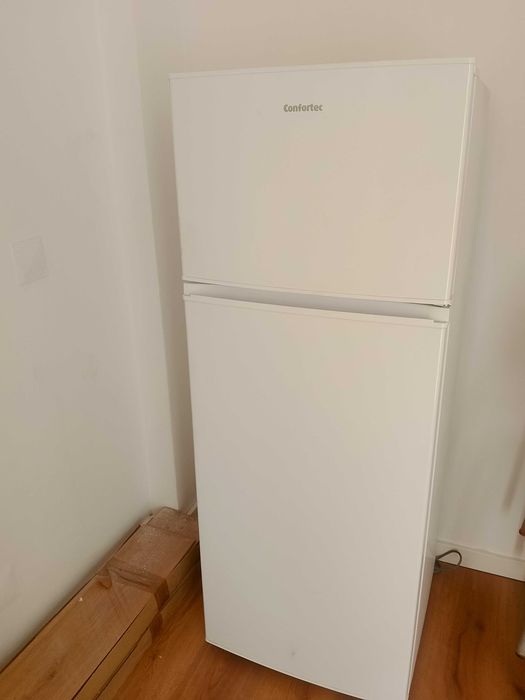 Pagamento em dinheiro. Frigorífico de 2 portas. 1,50 m altura, 55 cm larg. Bom estado