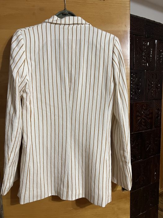 Піджак світлий в коричневу полоску