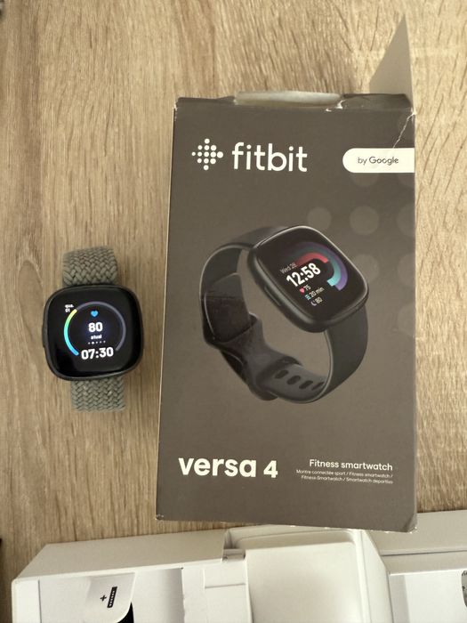 Fitbit Versa 4 + 3 pulseiras - Avariado