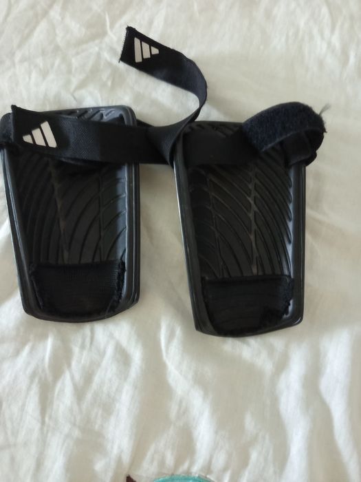 Caneleiras futebol adidas
