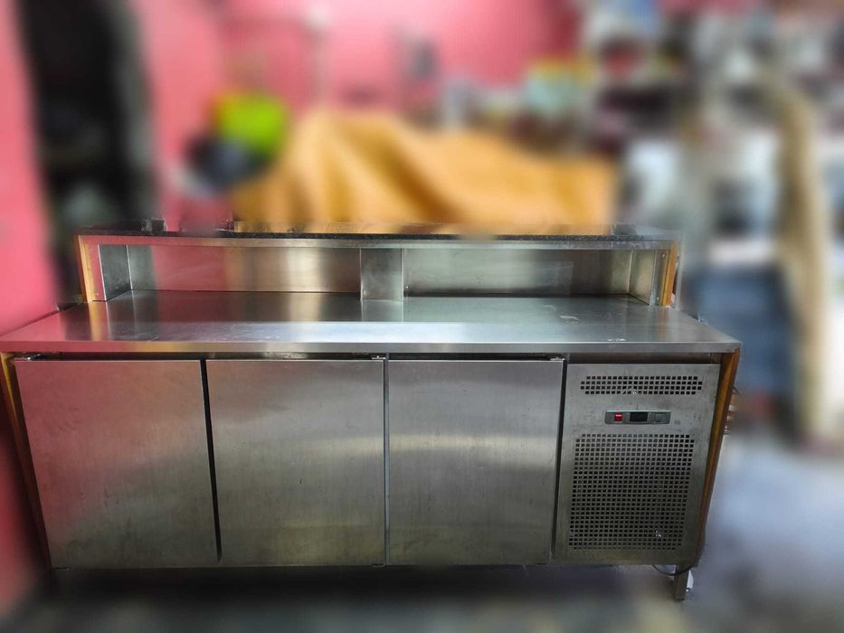 Balcão 2m com 3 portas e tampo de granito