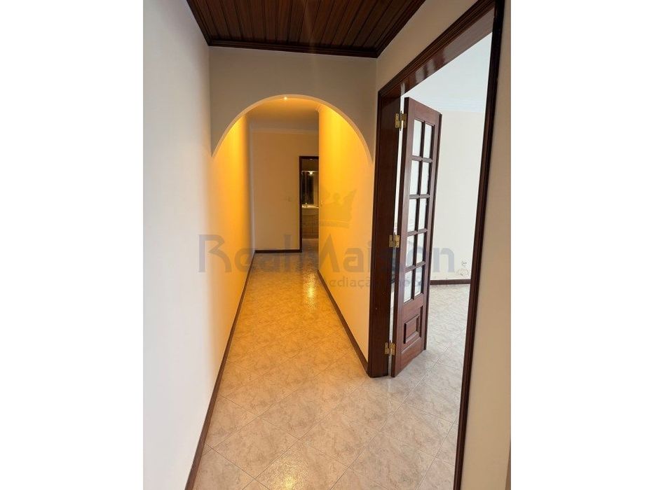 Vende-se Fantástico Apartamento c/ Parqueamento na Cavaleira