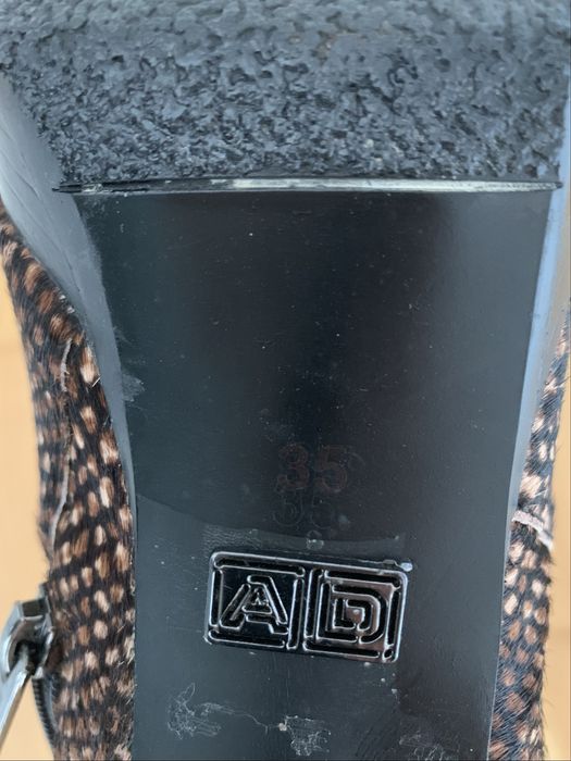 Botins em pelo com salto