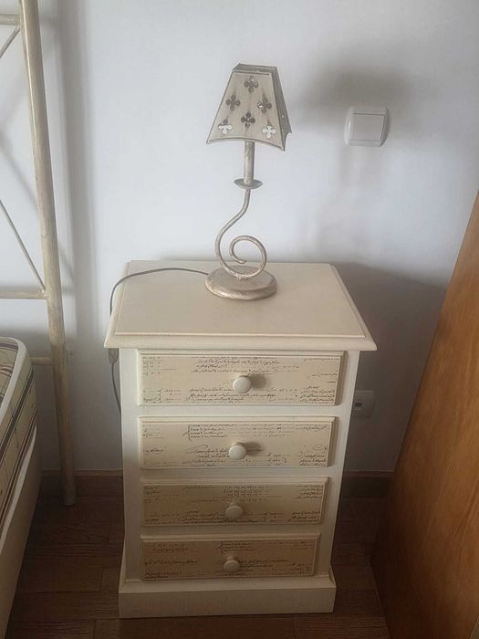 Mobília de quarto. Cómoda, mesa de cabeceira