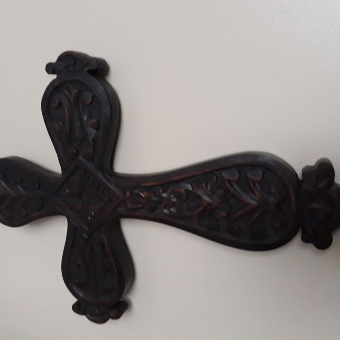 Cruz dourada e de madeira parede