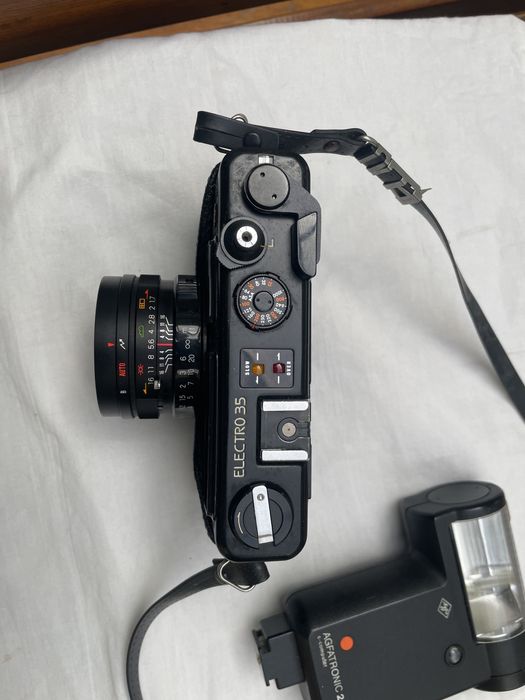 Máquina fotográfica Yashica Electro 35 com flash