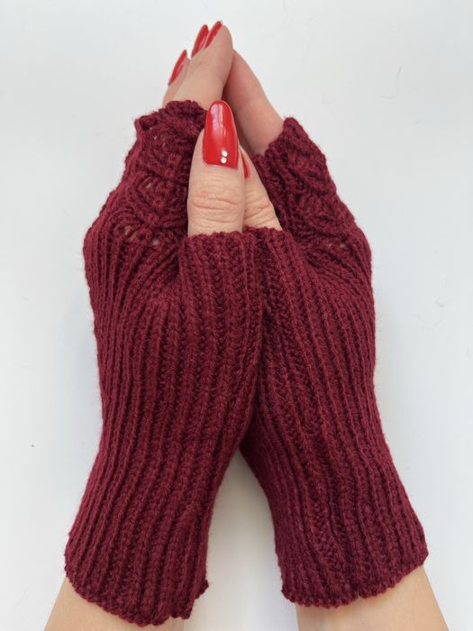 Burgundowe mitenki z lisciastym wzorem