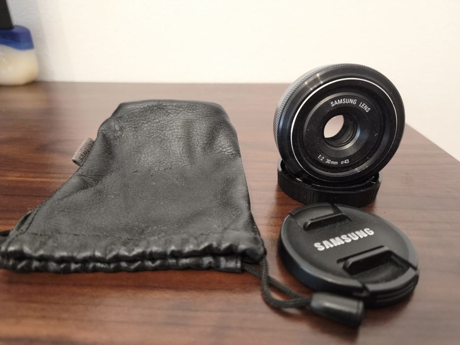 Samsung NX 30mm f/2 Pancake – Excelente estado