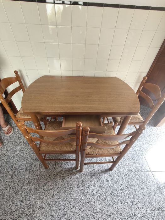 Mesa de cozinha e 4 cadeiras