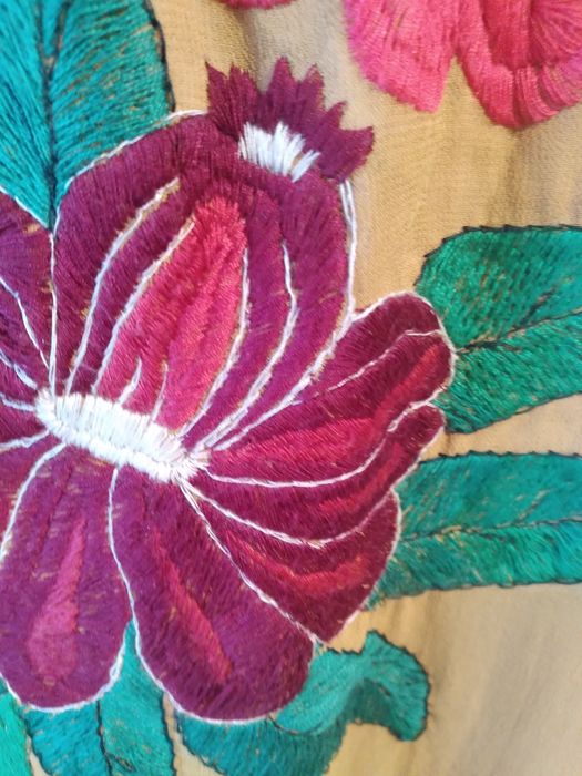 Новая блуза из натурального крепдешина вышивка ручная гладь