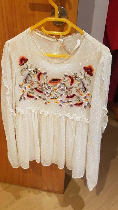 Blusa bordada em tecido delicado