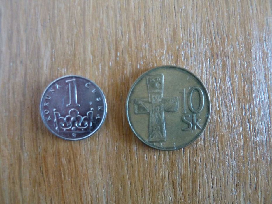 3 monety: 2 czeskie 1 korona 1994 r. i 10 halerzy 1993 r. 10 koron słowackich z 1993 r.