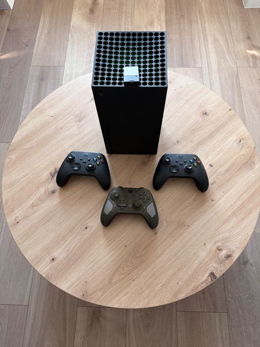 Xbox Series X 2Tb (w tym Segate 1Tb) + 3 pady - stan Bardzo Dobry