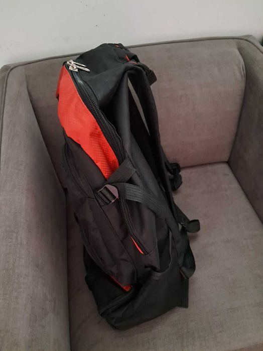 Mochila preta/vermelha para viagem