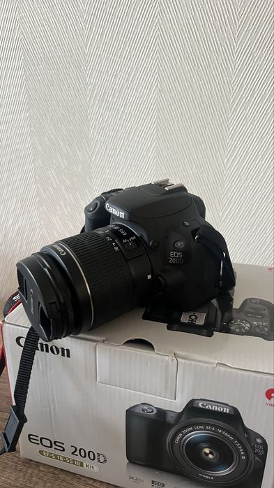 Фотоапарат Canon EOS 200D