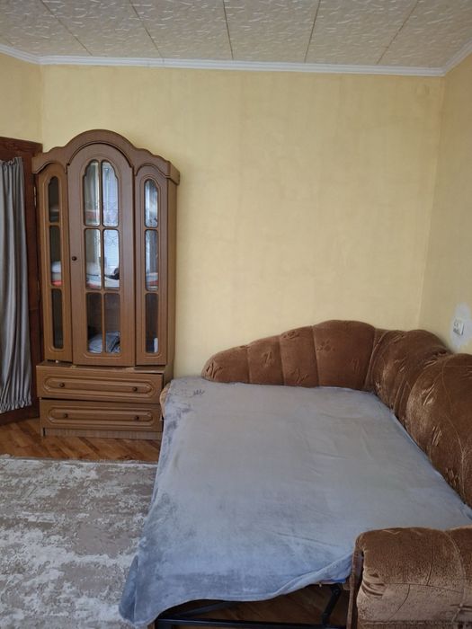 Здається окрема кімната в будинку для дівчини