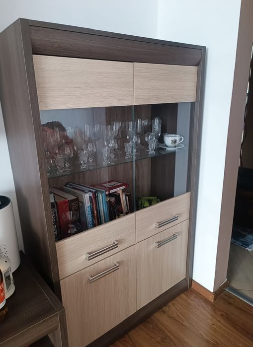 Szklana witryna z szafką