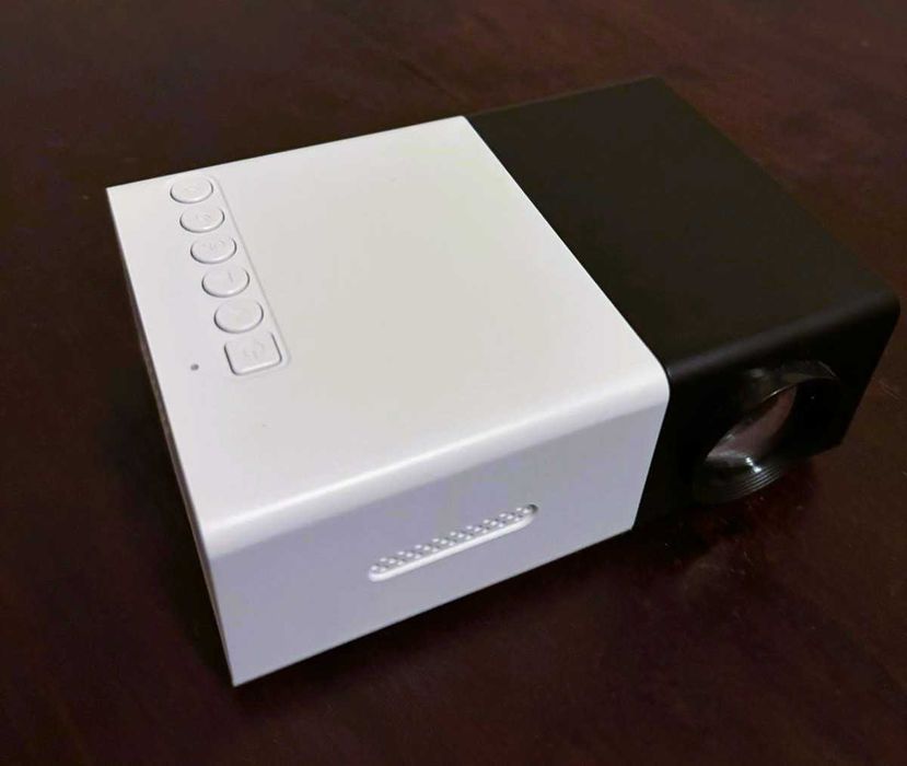 Mini Projetor Brilvibera 1080p com Alto Falantes Embutidos