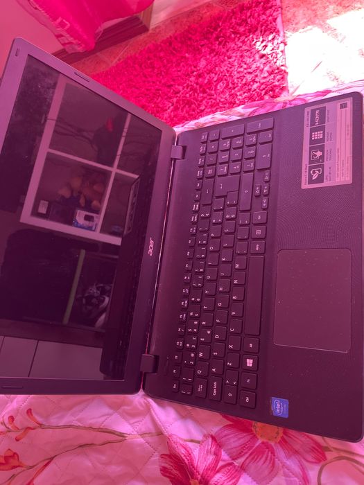 Acer com 1 mês de uso sem carregador, pois perdi o cabo em viagem.