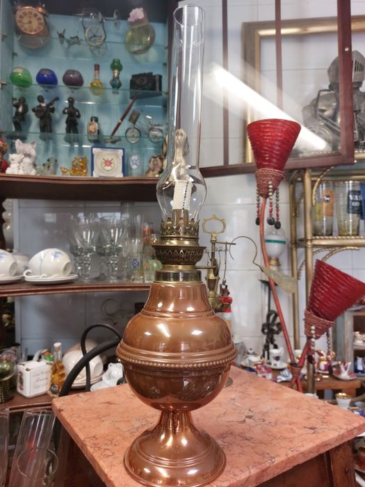 Conjunto de candeeiros a petróleo em latão e cobre (35€ cada)

Este tipo de candeeiros eram populares no final do século XIX e início do século XX e f