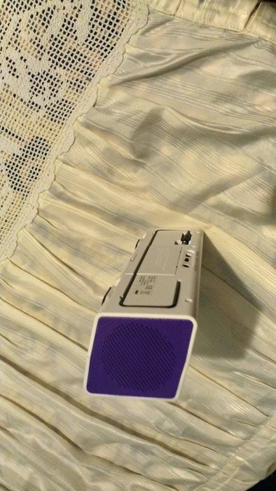 Radio despertador com colunas de som.