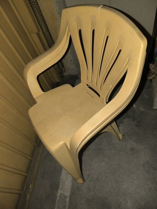 3 cadeiras de plástico.