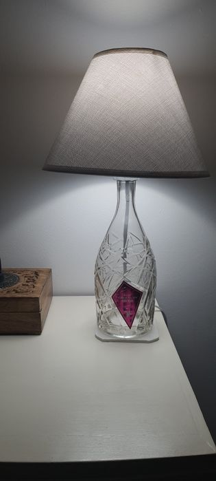 Candeeiro de mesa em  garrafa.