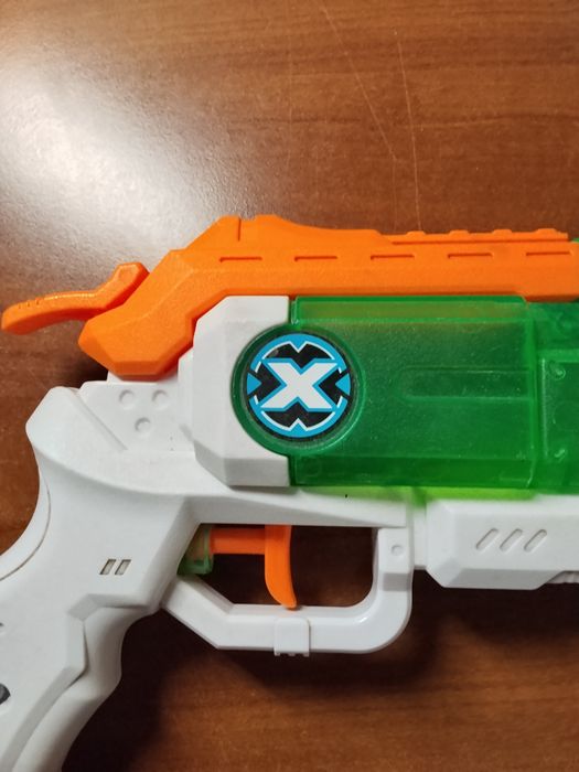 водяний пістолет xshot в гарному стані стріляє десь 7-8 м