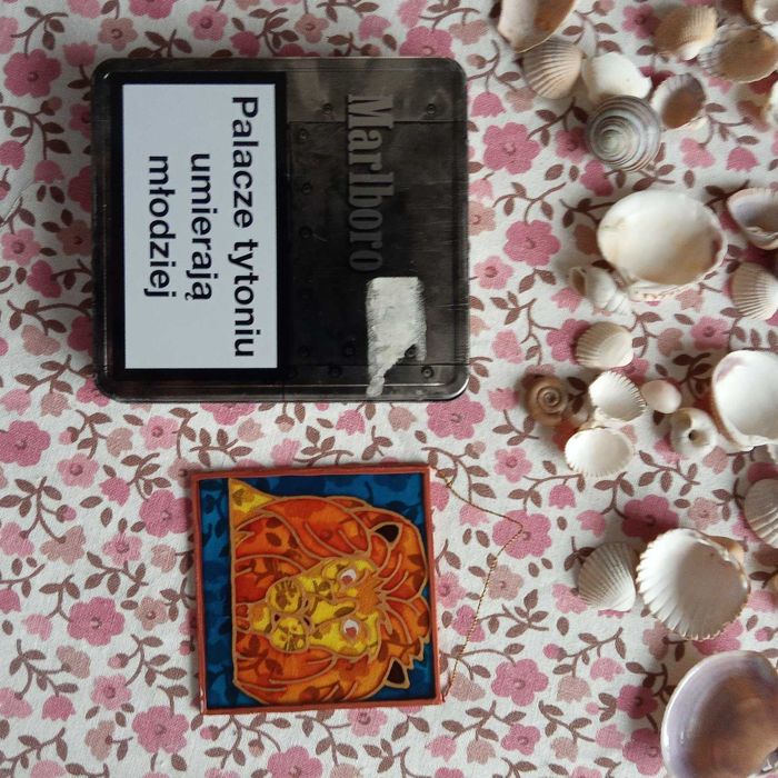 Muszle zawieszka witraż lew zodiak puszka marlboro