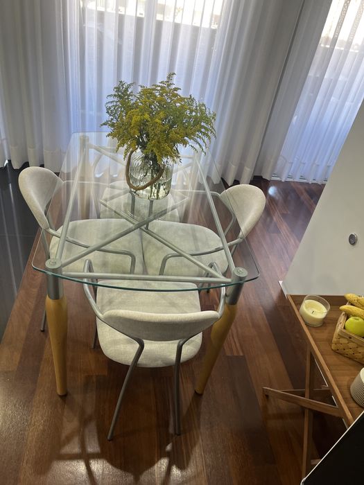 Vendo mesa vidro e 4 cadeiras