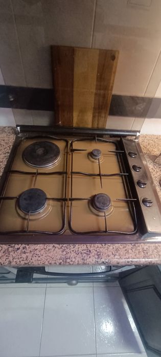 Placa de fogão Teka gás e eléctrica, com tampa de vidro